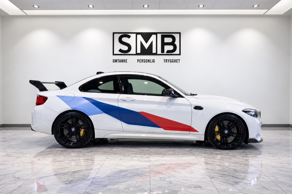 Vit BMW i SMB Bilcenters bilhall i Falkenberg